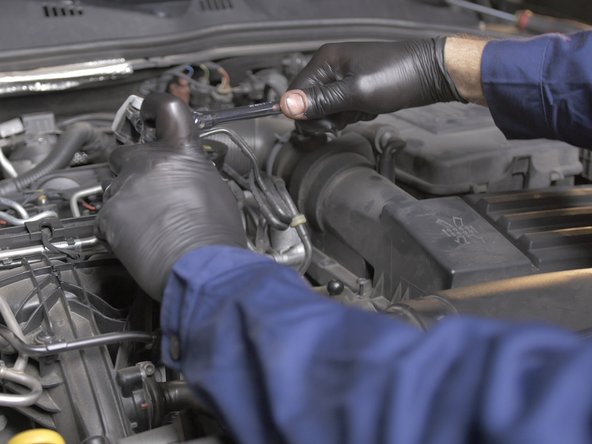 Serrer la cloche à la main puis bloquer la cloche à l'aide du cliquet, de la rallonge et de la douille de 32
