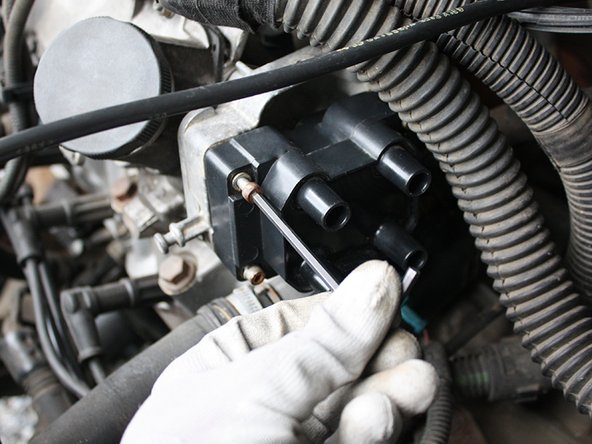 Serrez modérément les 4 vis.