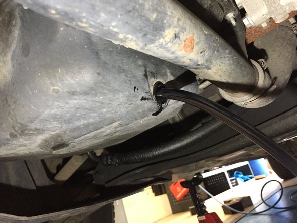 A l'aide de la clé de 13 dévisser le bouchon de vidange