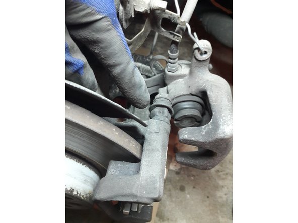 Vérifier l’état des caches poussière. S'ils sont percés ou deteriorés il sera nécessaire de les remplacer