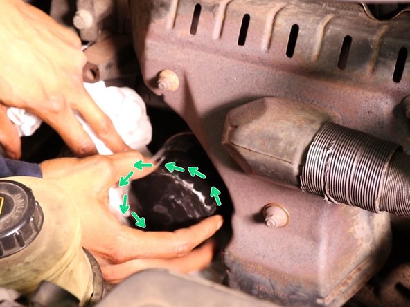 Dévisser le filtre à la main puis retirer le de son support