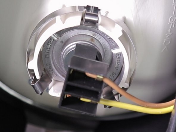 Replacer le faisceau aux connecteurs en le poussant vers le haut