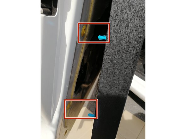 Faire levier tout autour pour éviter de casser les rivets en plastique