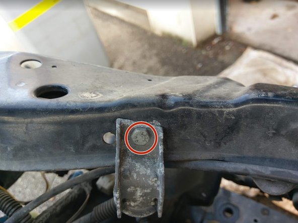 Dévisser les deux écrous de fixations