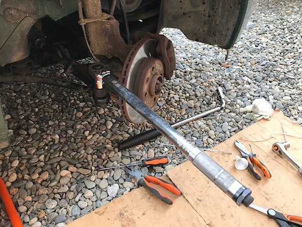 Une fois le nouveau soufflet en place, réinsérer la biellette et serrer au couple de 164nm