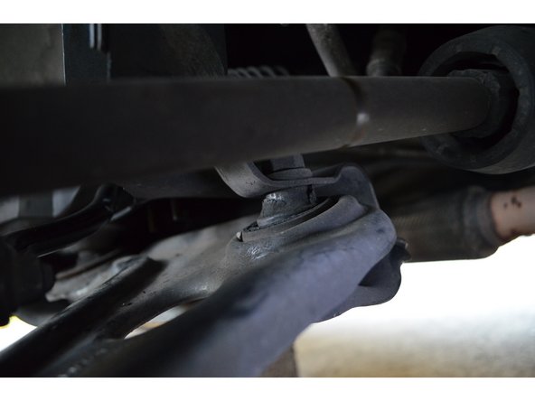 On peut voir que le caoutchouc est en très mauvais état, les silentblocs ne font plus le boulot d'où le couinement sur les dos d'âne.