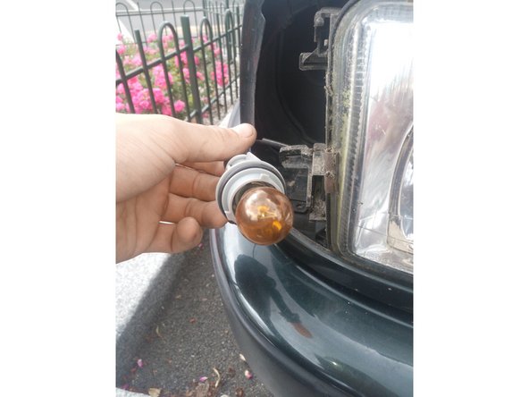 Pour la repose sur le nouveau feu, tournez le support dans le sens horaire dans le nouveau feu.