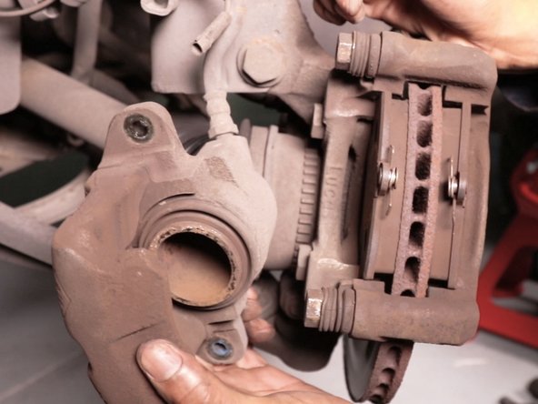 Retirer l’étrier et le suspendre à la suspension avec un fil ou un crochet