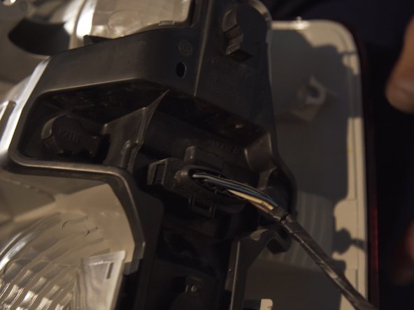 Présenter le nouveau feu et brancher le connecteur à l'arrière de la platine