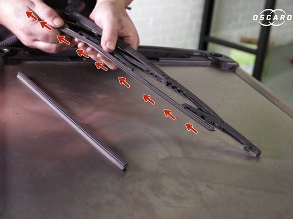 Retirer la lame du balai en la tirant vers vous