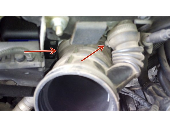 Dévisser les colliers de serrage, la visibilité étant restreinte, utilisez plutôt un tournevis avec une douille de 6  pour vous aider à &quot;agripper&quot; plus facilement les vis des colliers