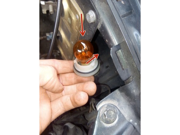 Appuyez sur l'ampoule et dévissez de 1/4 de tour
