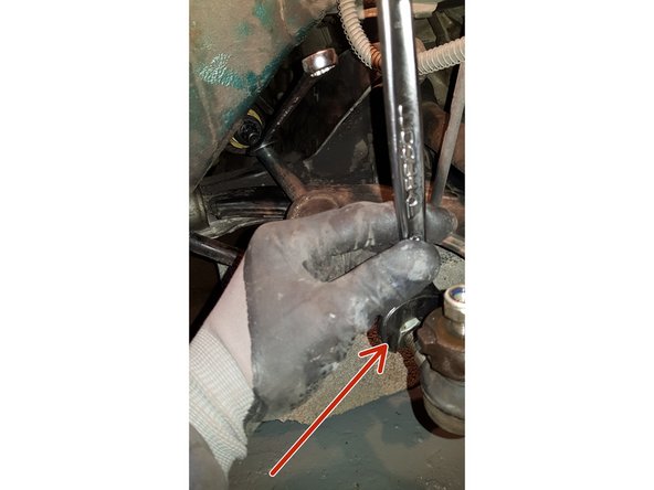 Avec une clé plate de 16mm débloquez l'écrou pour pouvoir dévisser par la suite la rotule.