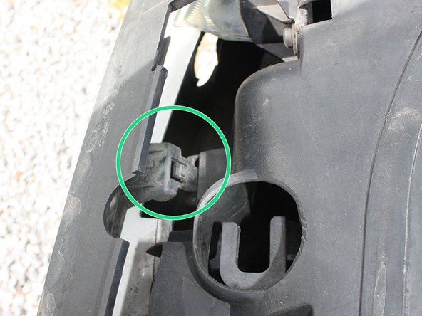 Désengager chaque clips et crochet situé sur la partie inférieur de la calandre.