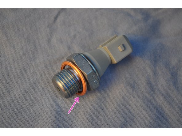 Mettre en place le joint en cuivre livré avec