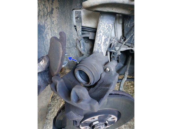 retirer la plaquette côté piston (elle est juste clipsée)