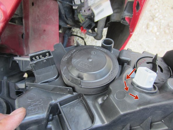 Tournez d'un quart de tour pour libérer le support d'ampoule de veilleuse