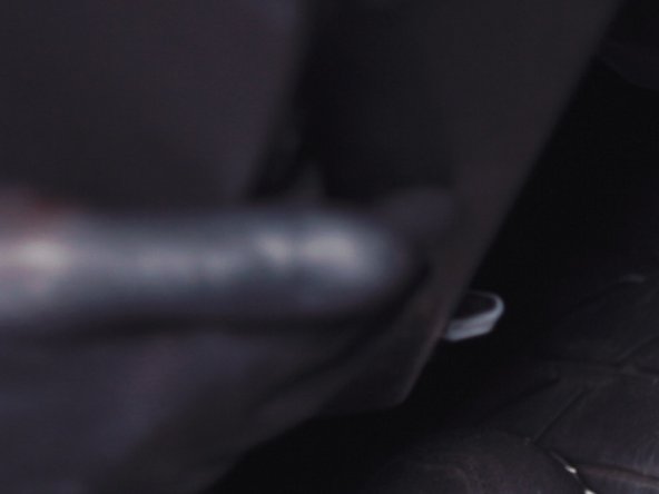 La boite à gant possède 4 pions de guidage, 2 en bas et 2 sur le côté droit