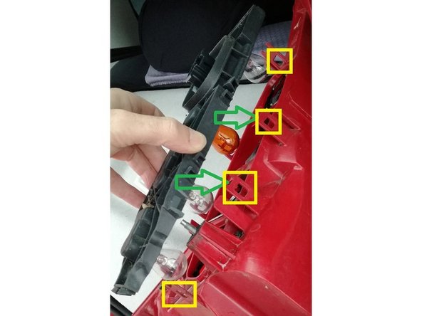 replacer le support d'ampoule dans le l'optique du feu.