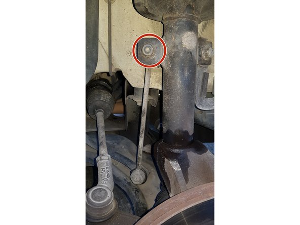 Avec une douille de 17mm retirez l'écrou.