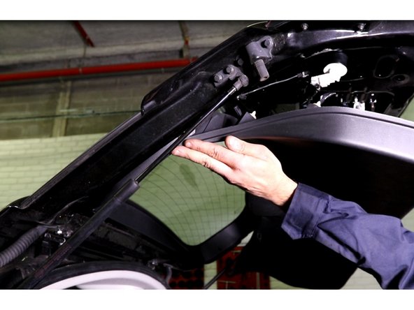 Repositionner la garniture en insérant tous les clips