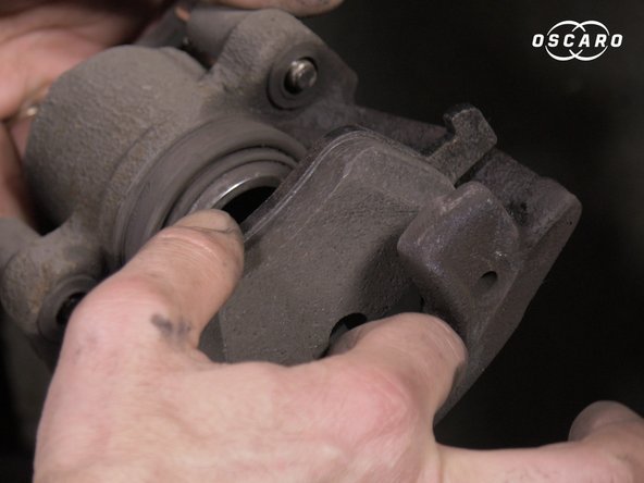 Placer la plaquette dans l'étrier et la clipser dans le piston