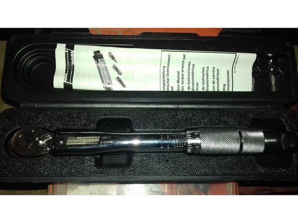 Utilisation d'un clé dynamométrique pour le remontage des bougies.