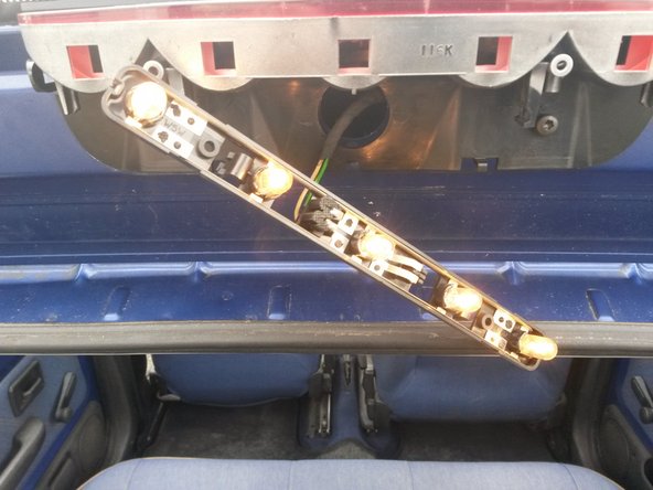 Contrôler que toutes les ampoules fonctionnent avant de remonter l'ensemble