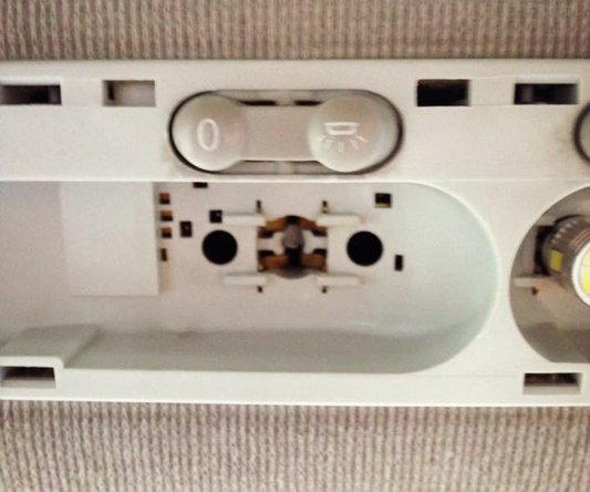 Tirer sur l'ampoule vers le bas, elle s’enlèvera sans forcer.