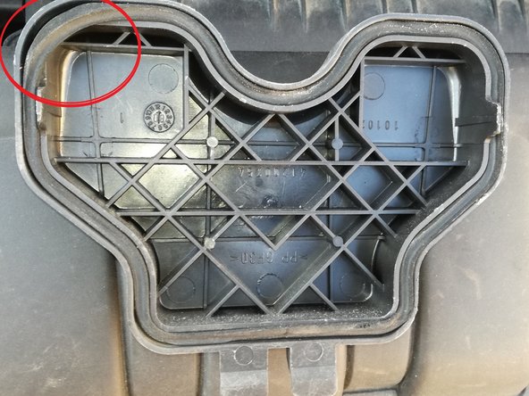 Vérifier le bon placement du joint de la trappe de l'arrière de l'optique.