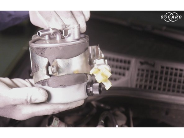 Retirer le filtre à carburant de son emplacement.