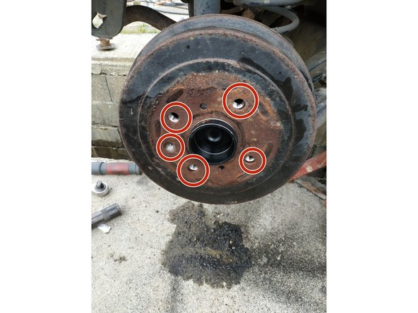 Poser le tambour et l'aligner avec le moyeu