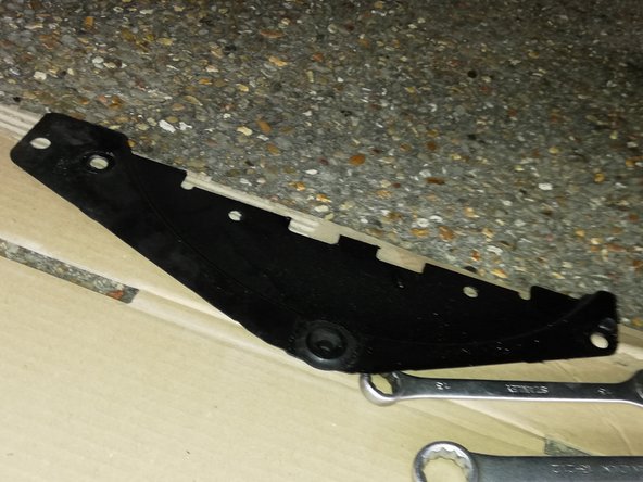 Déposer le carter du volant moteur