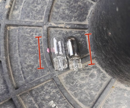 Vérifier la compatibilité (puissance - culot)  avec la nouvelle ampoule (A gauche la nouvelle, à droite l'ancienne)