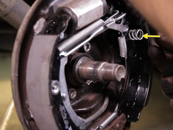 Placer le ressort sur le rivet