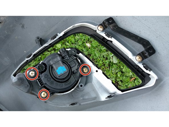 
Once the LED daytime running light is removed, you can access the 4 fog light screws.
