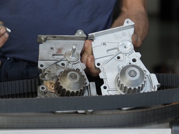 Placer la nouvelle vis sur la la nouvelle pompe à eau