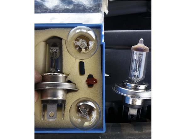 Comparer la nouvelle ampoule avec l'ancienne.