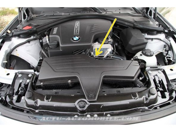 La durite se situe derrière entre le capotage moteur et le capot du filtre à air