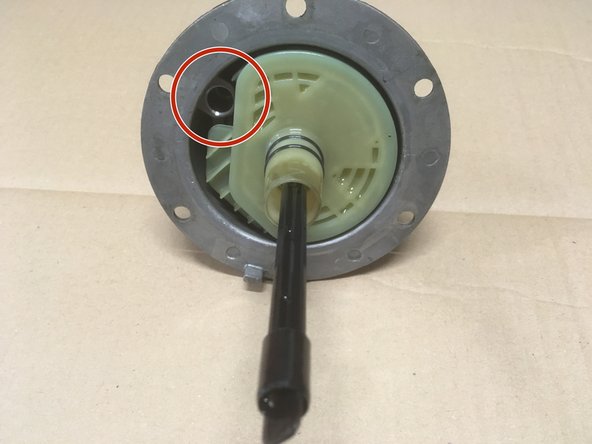 Installer la nouvelle cartouche en prenant soins de rentrer l'embout dans son emplacement