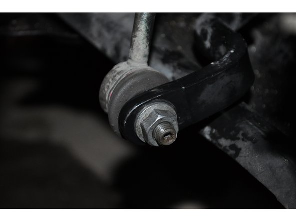 Remettre en place la biellette sur le barre stabilisatrice.