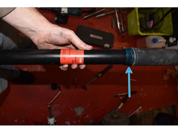 Étant donné que le corps de l'amortisseur et le plastique de protection son en contact, il est préférable de mettre un peu de graisse entre ces deux éléments. Ceci aura pour but d'empêcher l'arrachement de la butée élastique ainsi que de renforcer l'étanchéité entre les deux éléments