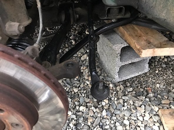 Une fois légèrement desserrer, finir de défaire l'écrou qui tien la rotule à l'étrier.