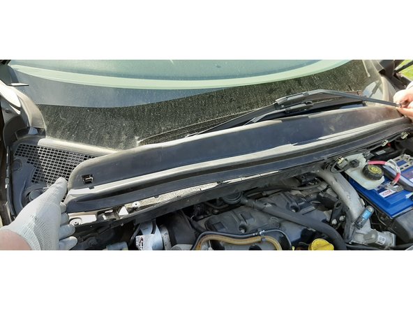 lever les essuie-glaces pour pouvoir sortir le carter