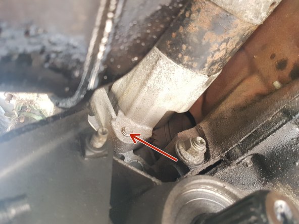 Enlever les deux vis qui tiennent le démarreur.