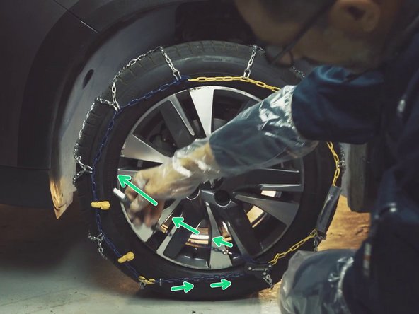 Effectuer la tension en tirant sur la sangle en caoutchouc et l’accrocher sur un maillon de la chaîne bleue