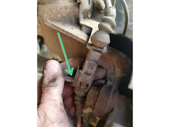 Ensuite, utilisez un petit tournevis plat puis appuyer sur la connectique d'usure des plaquettes de freins pour pouvoir la retirer.