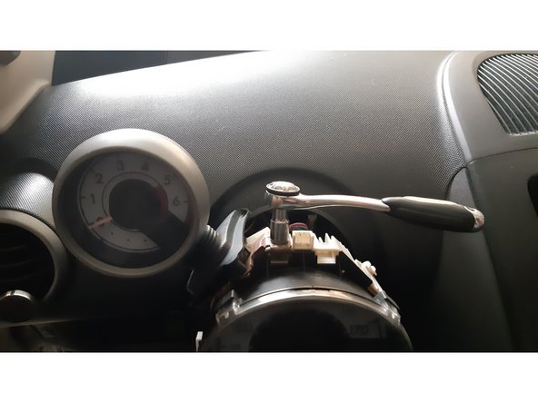 Installation du compte-tour et de sa vis de maintien.