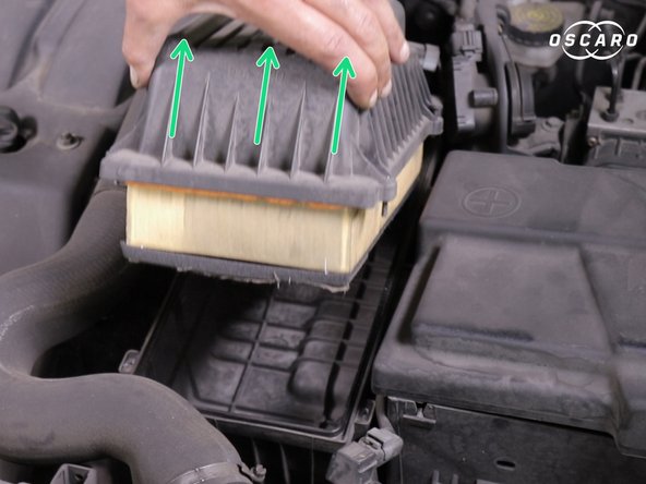 Extraire le filtre à air de son emplacement