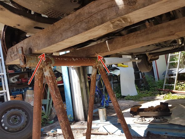 Une fois que vous avez mis les cales, vous pouvez dévisser completement toutes les vis que nous avions laissé par sécurité.